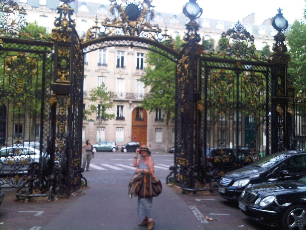 The black and gold filigreed gate of Parc Monceau | Copyright Lettre de Paris