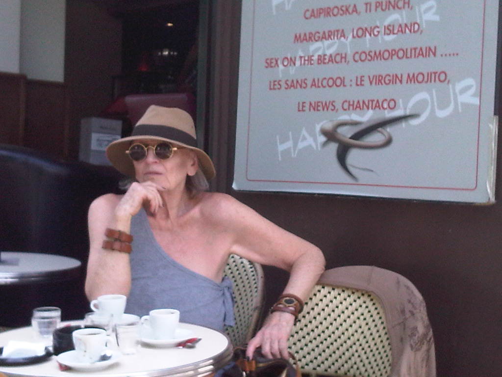 Le... News Café....
