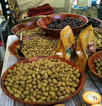 Provençal olives at the Marché of Saint-Tropez...