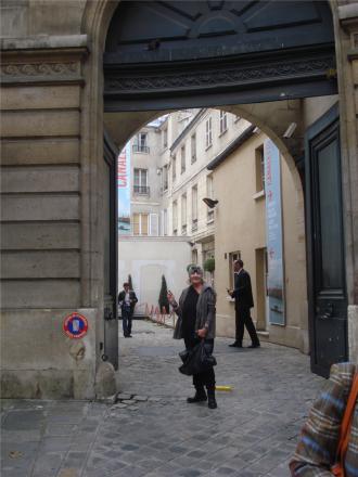 At the arched entrance of the Musée Maillol...