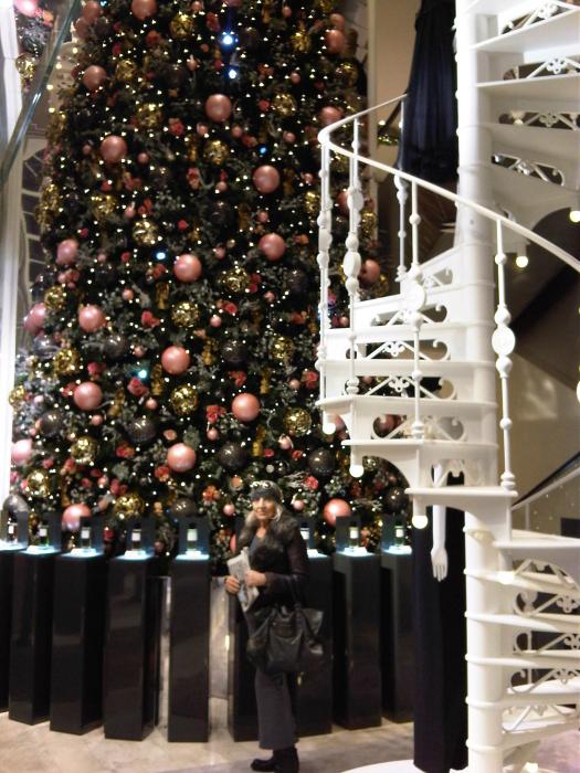 The Christmas tree with pink baubles at Printemps...
