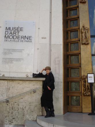 Outside the Musée d'Art Moderne...